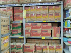 Heboh Beras Langka di Minimarket Belum Beres, Rak Diisi Mi Instan-Nasi Jagung