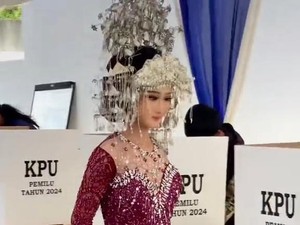 Viral Wanita Cinderella Berbusana Pengantin Nyoblos di TPS Lampung