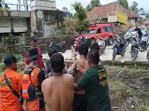 Satu ABG Kembar Tenggelam Saat Mancing Ditemukan Tewas