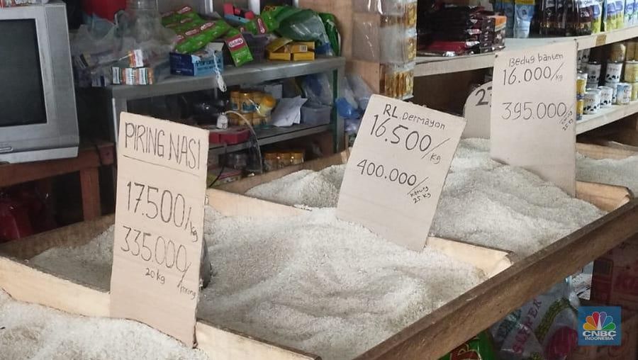 Stok beras di warung sembako di wilayah Cilegon. (CNBC Indonesia/Damiana Cut Emeria)