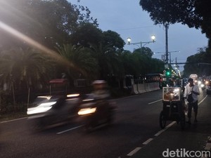 Massa Demo Membubarkan Diri dari KPU, Jalan Imam Bonjol Kembali Dibuka