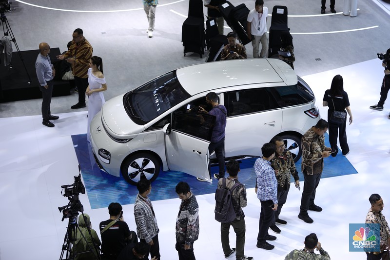 Pameran Indonesia International Motor Show (IIMS) 2024 digelar di JIExpo Kemayoran, Jakarta Pusat, pada 15-25 Februari. (CNBC Indonesia/Tri Susilo) Pameran Indonesia International Motor Show (IIMS) 2024 digelar di JIExpo Kemayoran, Jakarta Pusat, pada 15-25 Februari. (CNBC Indonesia/Tri Susilo)