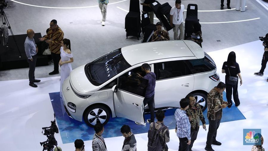 Wuling memperkenalkan mobil listrik ketiganya di Indonesia. Produsen otomotif asal China itu membawa Wuling Cloud EV ke pameran otomotif Indonesia International Motor Show (IIMS) 2024. (CNBC Indonesia/Tri Susilo)