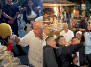 Pulang ke Semarang, Ganjar Pranowo Ngopi di Warung Kaki Lima