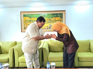 Bertemu di Bandara Halim, Khofifah Ucapkan Selamat ke Prabowo Menang Telak