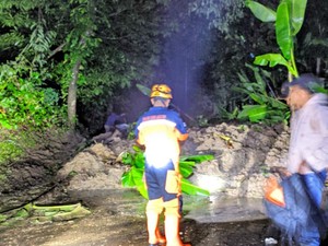 Longsor Putus Jalan Penghubung Saguling-Rajamandala KBB