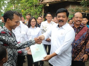 Menteri ATR Bagikan Sertifikat Konsolidasi Tanah di Moyudan Sleman