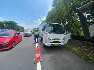 Mobil Boks Terguling di Jalan Tol Makassar gegara Ban Pecah, 2 Orang Luka