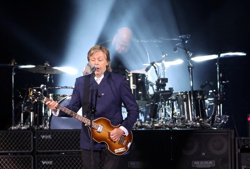 MUSIC-BEATLES/MCCARTNEY A man shows Paul McCartney's Beatles bass guitar after it was found and returned after 51 years, in an unknown location, United Kingdom, 2023, in this handout image obtained by Reuters on February 16, 2024. Nick Wass/The Lost Bass Project/Handout via REUTERS THIS IMAGE HAS BEEN SUPPLIED BY A THIRD PARTY NO RESALES. NO ARCHIVES. MANDATORY CREDIT