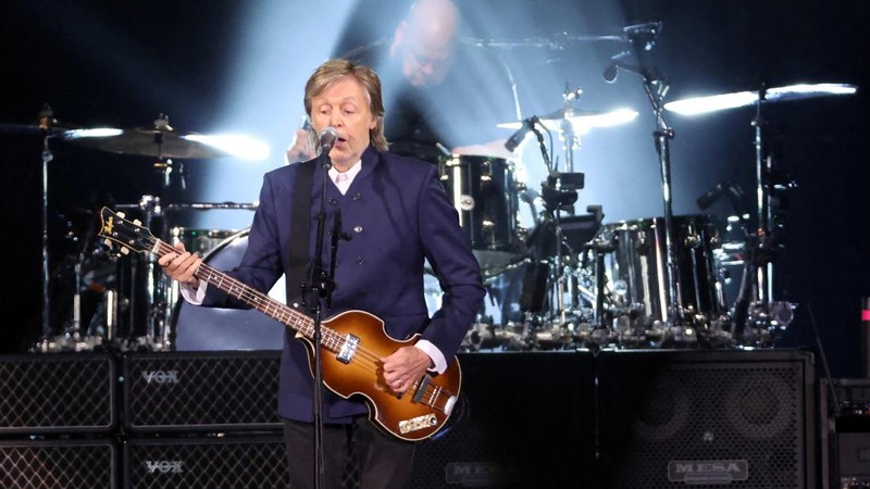 A man shows Paul McCartney's Beatles bass guitar after it was found and returned after 51 years, in an unknown location, United Kingdom, 2023, in this handout image obtained by Reuters on February 16, 2024. Nick Wass/The Lost Bass Project/Handout via REUTERS    THIS IMAGE HAS BEEN SUPPLIED BY A THIRD PARTY NO RESALES. NO ARCHIVES. MANDATORY CREDIT