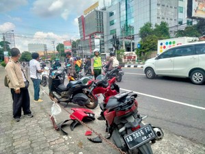 Pemobil Ayla vs Pemotor Vario di Jalan Adisucipto Sleman