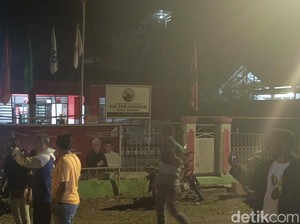 Upah Saksi Belum Dibayar, Puluhan Orang Geruduk Kantor PDIP Kupang