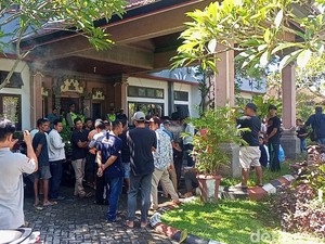 Protes Banyak Surat Suara Tidak Sah, Warga Jembrana Geruduk Kantor Camat