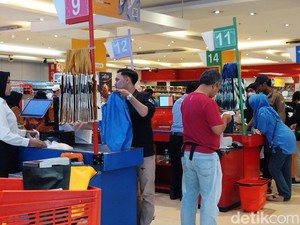 Suasana Malam Minggu Transmart Full Day Sale, Pelanggan Senang Banyak Diskon