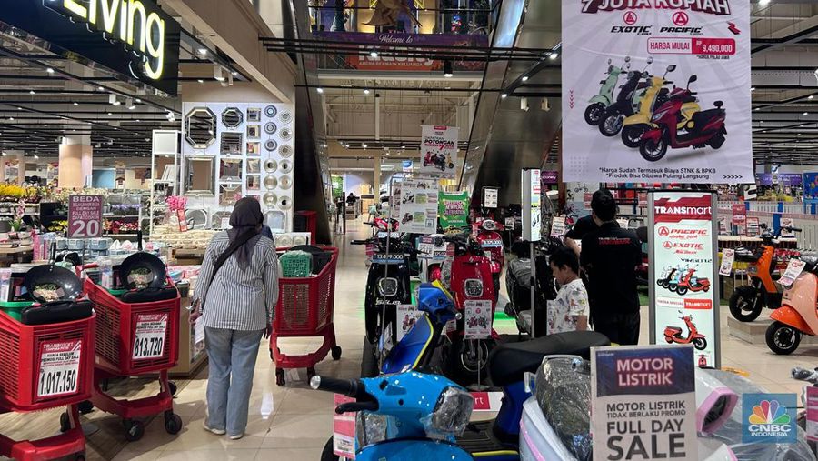 Transmart Full Day Sale di Transmart Cempaka Putih. (CNBC Indonesia/Zefanya)