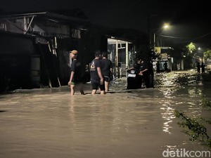 Warga Sebut Banjir di Pakal Surabaya Kiriman dari Menganti Gresik