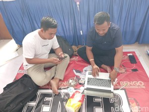 Ketua PPK di Bone Rekap Suara Pemilu Sembari Tangan Diinfus