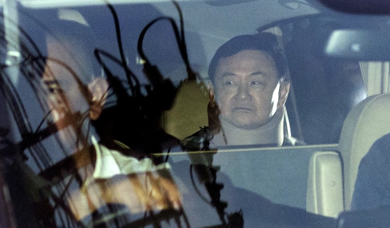 Mantan Perdana Menteri Thailand Thaksin Shinawatra meninggalkan rumah sakit polisi setelah diberikan pembebasan bersyarat, di Bangkok, Thailand, 18 Februari 2024. (Thai News Pix/Tananchai Kaewsowattana via REUTERS)