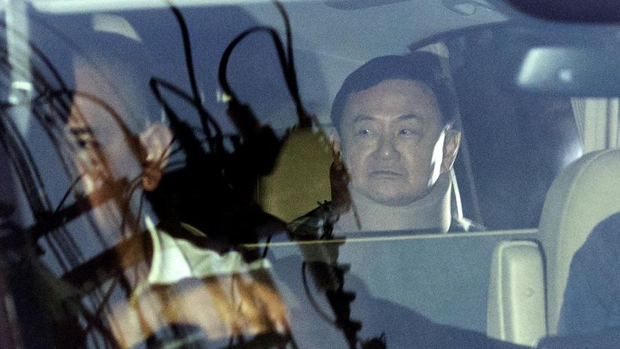 Mantan Perdana Menteri Thailand Thaksin Shinawatra meninggalkan rumah sakit polisi setelah diberikan pembebasan bersyarat, di Bangkok, Thailand, 18 Februari 2024. (Thai News Pix/Tananchai Kaewsowattana via REUTERS)