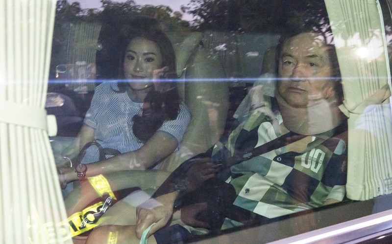 Mantan Perdana Menteri Thailand Thaksin Shinawatra meninggalkan rumah sakit polisi setelah diberikan pembebasan bersyarat, di Bangkok, Thailand, 18 Februari 2024. (Thai News Pix/Tananchai Kaewsowattana via REUTERS)