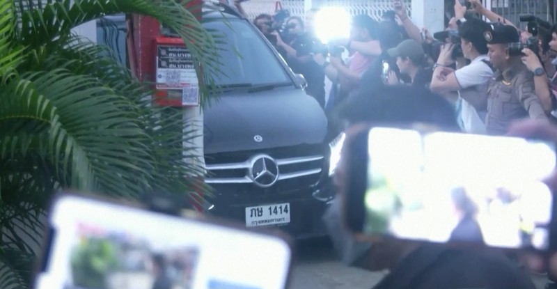 Mantan Perdana Menteri Thailand Thaksin Shinawatra meninggalkan rumah sakit polisi setelah diberikan pembebasan bersyarat, di Bangkok, Thailand, 18 Februari 2024. (Thai News Pix/Tananchai Kaewsowattana via REUTERS)