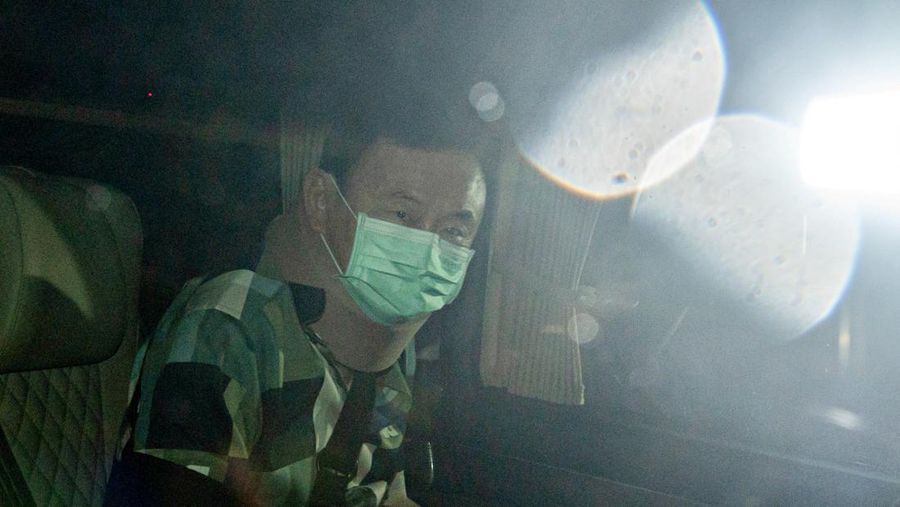 Mantan Perdana Menteri Thailand Thaksin Shinawatra meninggalkan rumah sakit polisi setelah diberikan pembebasan bersyarat, di Bangkok, Thailand, 18 Februari 2024. (Thai News Pix/Tananchai Kaewsowattana via REUTERS)