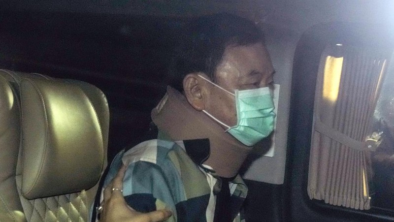 Mantan Perdana Menteri Thailand Thaksin Shinawatra meninggalkan rumah sakit polisi setelah diberikan pembebasan bersyarat, di Bangkok, Thailand, 18 Februari 2024. (Thai News Pix/Tananchai Kaewsowattana via REUTERS)