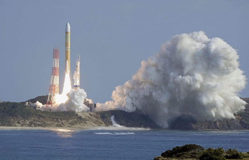 Model uji kedua roket H3 terbang ke udara setelah lepas landas dari landasan peluncuran di Tanegashima Space Center sementara orang-orang melihatnya, di pulau barat daya Tanegashima, Prefektur Kagoshima, Jepang 17 Februari 2024, dalam foto yang diambil oleh Kyodo. (Mandatory credit Kyodo via REUTERS)