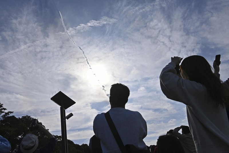 Model uji kedua roket H3 terbang ke udara setelah lepas landas dari landasan peluncuran di Tanegashima Space Center sementara orang-orang melihatnya, di pulau barat daya Tanegashima, Prefektur Kagoshima, Jepang 17 Februari 2024, dalam foto yang diambil oleh Kyodo. Model uji kedua roket H3 terbang ke udara setelah lepas landas dari landasan peluncuran di Tanegashima Space Center sementara orang-orang melihatnya, di pulau barat daya Tanegashima, Prefektur Kagoshima, Jepang 17 Februari 2024, dalam foto yang diambil oleh Kyodo. (Mandatory credit Kyodo via REUTERS)