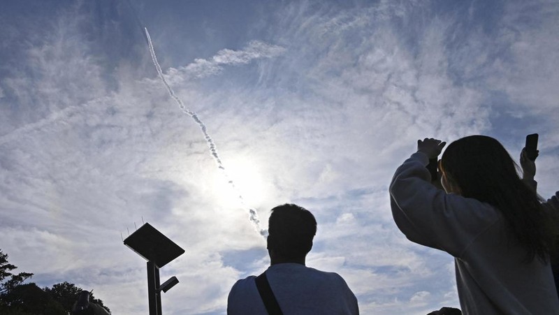 Model uji kedua roket H3 terbang ke udara setelah lepas landas dari landasan peluncuran di Tanegashima Space Center sementara orang-orang melihatnya, di pulau barat daya Tanegashima, Prefektur Kagoshima, Jepang 17 Februari 2024, dalam foto yang diambil oleh Kyodo. (Mandatory credit Kyodo via REUTERS)