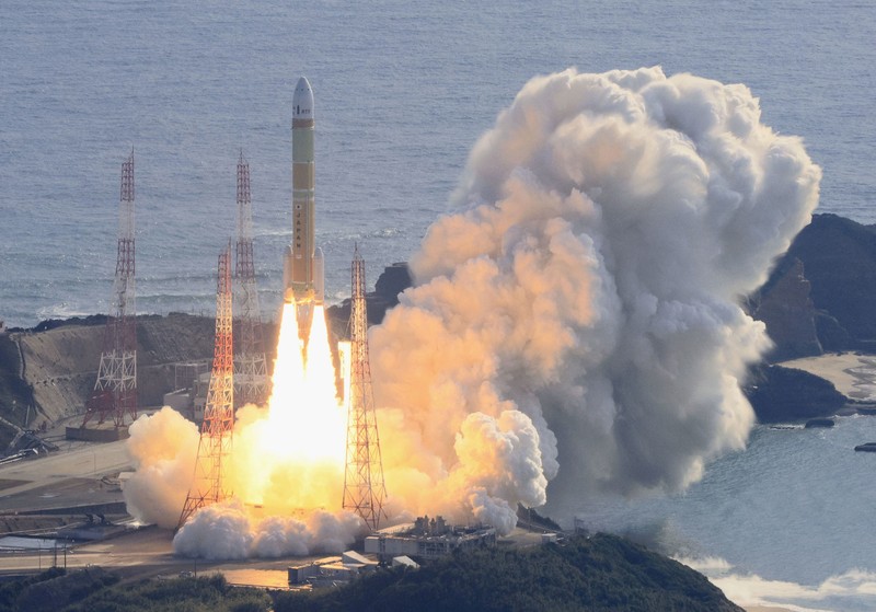 Model uji kedua roket H3 terbang ke udara setelah lepas landas dari landasan peluncuran di Tanegashima Space Center sementara orang-orang melihatnya, di pulau barat daya Tanegashima, Prefektur Kagoshima, Jepang 17 Februari 2024, dalam foto yang diambil oleh Kyodo. (Mandatory credit Kyodo via REUTERS)