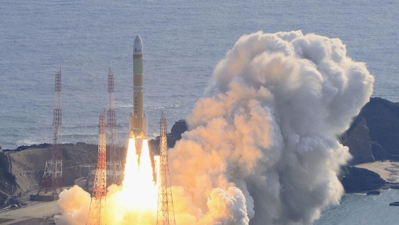 Model uji kedua roket H3 terbang ke udara setelah lepas landas dari landasan peluncuran di Tanegashima Space Center sementara orang-orang melihatnya, di pulau barat daya Tanegashima, Prefektur Kagoshima, Jepang 17 Februari 2024, dalam foto yang diambil oleh Kyodo. (Mandatory credit Kyodo via REUTERS)