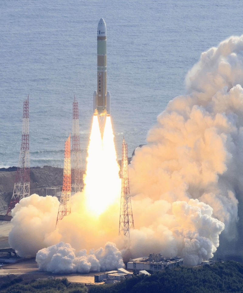 Model uji kedua roket H3 terbang ke udara setelah lepas landas dari landasan peluncuran di Tanegashima Space Center sementara orang-orang melihatnya, di pulau barat daya Tanegashima, Prefektur Kagoshima, Jepang 17 Februari 2024, dalam foto yang diambil oleh Kyodo. (Mandatory credit Kyodo via REUTERS)