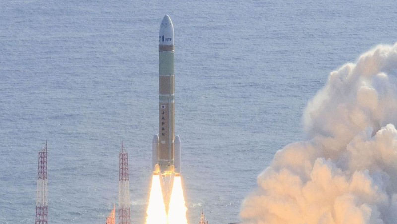 Model uji kedua roket H3 terbang ke udara setelah lepas landas dari landasan peluncuran di Tanegashima Space Center sementara orang-orang melihatnya, di pulau barat daya Tanegashima, Prefektur Kagoshima, Jepang 17 Februari 2024, dalam foto yang diambil oleh Kyodo. (Mandatory credit Kyodo via REUTERS)