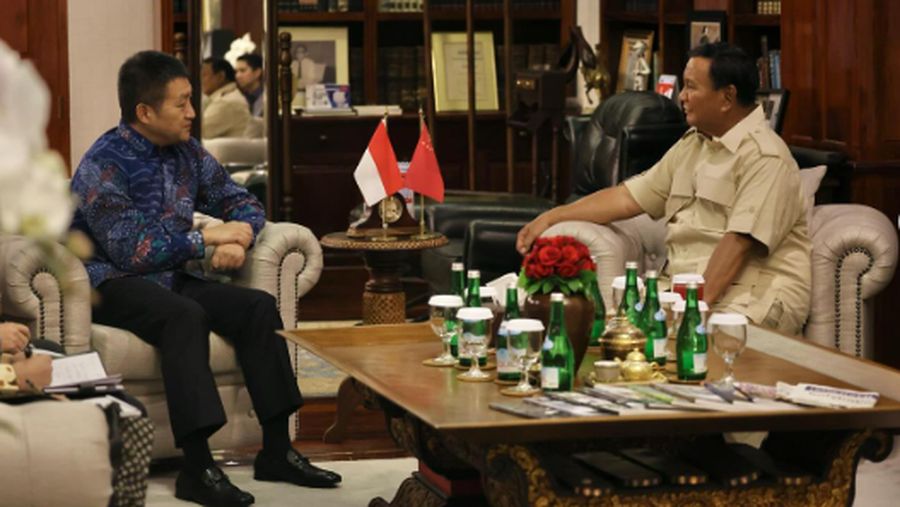 Prabowo menerima kunjungan Duta Besar Republik Rakyat China H.E. Lu Kang yang mengucapan selamat dan kunjungannya kepada Prabowo di Kediaman Kertanegara, Jakarta. (Instagram @prabowo)
