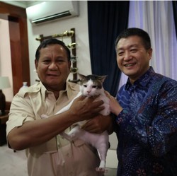 Dubes China Ucapkan Selamat ke Prabowo, Foto Bareng Bobby The Cat