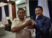 Dubes China Ucapkan Selamat ke Prabowo, Foto Bareng Bobby The Cat