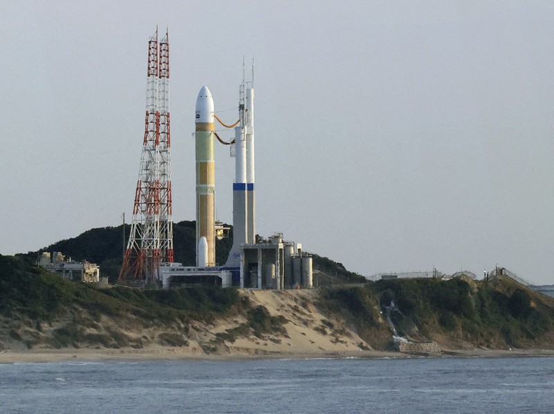 Model uji kedua roket H3 terbang ke udara setelah lepas landas dari landasan peluncuran di Tanegashima Space Center sementara orang-orang melihatnya, di pulau barat daya Tanegashima, Prefektur Kagoshima, Jepang 17 Februari 2024, dalam foto yang diambil oleh Kyodo. Model uji kedua roket H3 terbang ke udara setelah lepas landas dari landasan peluncuran di Tanegashima Space Center sementara orang-orang melihatnya, di pulau barat daya Tanegashima, Prefektur Kagoshima, Jepang 17 Februari 2024, dalam foto yang diambil oleh Kyodo. (Mandatory credit Kyodo via REUTERS)
