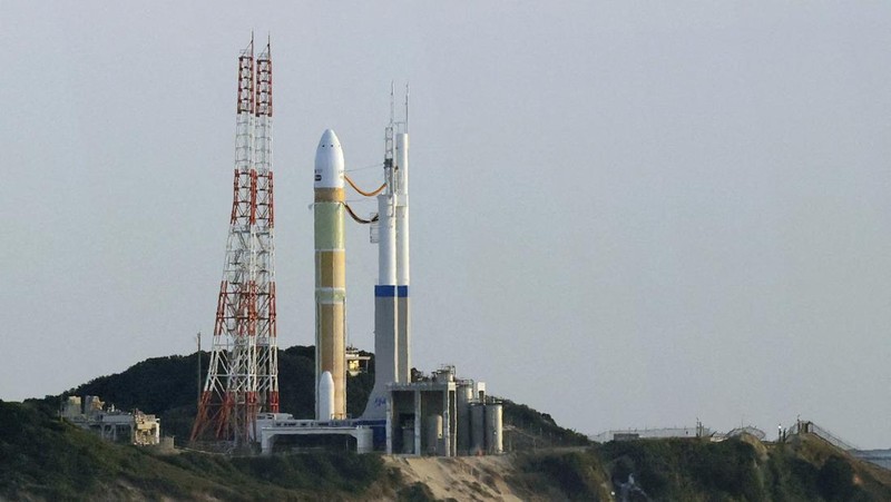 Model uji kedua roket H3 terbang ke udara setelah lepas landas dari landasan peluncuran di Tanegashima Space Center sementara orang-orang melihatnya, di pulau barat daya Tanegashima, Prefektur Kagoshima, Jepang 17 Februari 2024, dalam foto yang diambil oleh Kyodo. (Mandatory credit Kyodo via REUTERS)