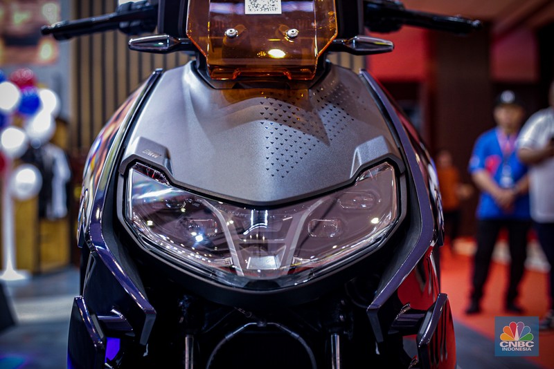 Sejumlah pengunjung melihat motor listrik BMW CE-04 di booth BMW Motorrad dalam ajang Indonesia International Motor Show (IIMS 2024) pada Minggu, (17/2/2024). (CNBC Indonesia/Tias Budiarto)