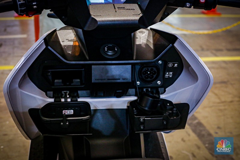 Sejumlah pengunjung melihat motor listrik BMW CE-04 di booth BMW Motorrad dalam ajang Indonesia International Motor Show (IIMS 2024) pada Minggu, (17/2/2024). Sejumlah pengunjung melihat motor listrik BMW CE-04 di booth BMW Motorrad dalam ajang Indonesia International Motor Show (IIMS 2024) pada Minggu, (17/2/2024). (CNBC Indonesia/Tias Budiarto)