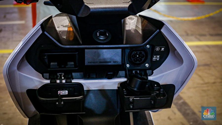 Sejumlah pengunjung melihat motor listrik BMW CE-04 di booth BMW Motorrad dalam ajang Indonesia International Motor Show (IIMS 2024) pada Minggu, (17/2/2024). (CNBC Indonesia/Tias Budiarto)
