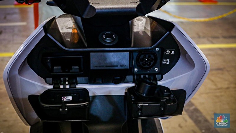Sejumlah pengunjung melihat motor listrik BMW CE-04 di booth BMW Motorrad dalam ajang Indonesia International Motor Show (IIMS 2024) pada Minggu, (17/2/2024). (CNBC Indonesia/Tias Budiarto)