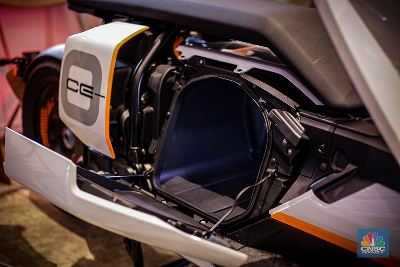 Sejumlah pengunjung melihat motor listrik BMW CE-04 di booth BMW Motorrad dalam ajang Indonesia International Motor Show (IIMS 2024) pada Minggu, (17/2/2024). (CNBC Indonesia/Tias Budiarto)