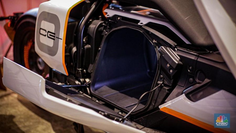 Sejumlah pengunjung melihat motor listrik BMW CE-04 di booth BMW Motorrad dalam ajang Indonesia International Motor Show (IIMS 2024) pada Minggu, (17/2/2024). (CNBC Indonesia/Tias Budiarto)