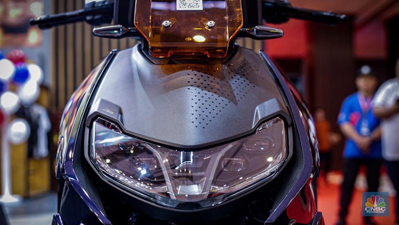 Sejumlah pengunjung melihat motor listrik BMW CE-04 di booth BMW Motorrad dalam ajang Indonesia International Motor Show (IIMS 2024) pada Minggu, (17/2/2024). (CNBC Indonesia/Tias Budiarto)
