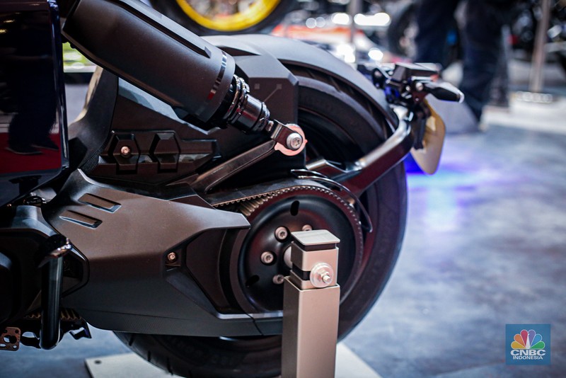 Sejumlah pengunjung melihat motor listrik BMW CE-04 di booth BMW Motorrad dalam ajang Indonesia International Motor Show (IIMS 2024) pada Minggu, (17/2/2024). Sejumlah pengunjung melihat motor listrik BMW CE-04 di booth BMW Motorrad dalam ajang Indonesia International Motor Show (IIMS 2024) pada Minggu, (17/2/2024). (CNBC Indonesia/Tias Budiarto)