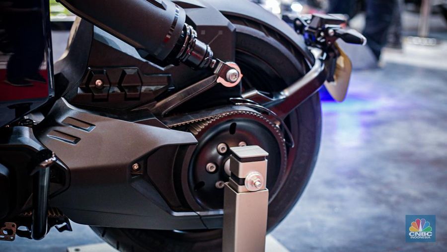Sejumlah pengunjung melihat motor listrik BMW CE-04 di booth BMW Motorrad dalam ajang Indonesia International Motor Show (IIMS 2024) pada Minggu, (17/2/2024). (CNBC Indonesia/Tias Budiarto)
