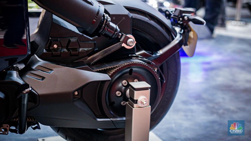 Sejumlah pengunjung melihat motor listrik BMW CE-04 di booth BMW Motorrad dalam ajang Indonesia International Motor Show (IIMS 2024) pada Minggu, (17/2/2024). (CNBC Indonesia/Tias Budiarto)