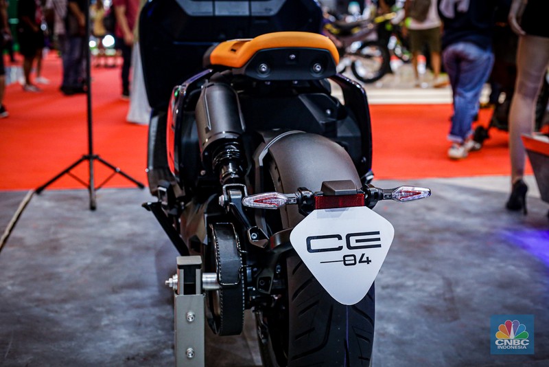 Sejumlah pengunjung melihat motor listrik BMW CE-04 di booth BMW Motorrad dalam ajang Indonesia International Motor Show (IIMS 2024) pada Minggu, (17/2/2024). (CNBC Indonesia/Tias Budiarto)